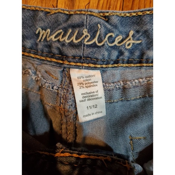 Maurices Jeans Womens 11 / 12 Distressed Cropped Capri Embroidered Stretch Jeans - Picture 2 of 4